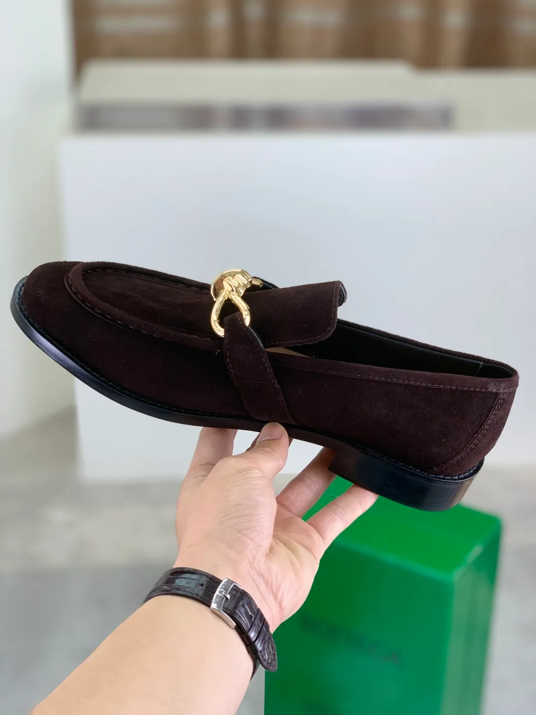 Men's shoes 💰P820 [New model] (genuine leather outsole) water-dyed cow lining 💰High-quality business couple leather shoes 💎💎💎 BOTTEGA VENETA official website synchronizes the latest top version of BV in the market, accept material comparison, shoe type comparison, process comparison, practical and textured, versatile and suitable for any occasion, the more you look at it, the more flavorful it becomes. Purely hand-knitted craftsmanship - Upper material, calfskin imported from Italy 🇮🇹 - High-quality water-dyed cowhide lining - Original private model customized leather outsole -Size: Female 35-39 (40 ordered) Male 39-44 (38 45 can be customized) Color: Multiple colors available